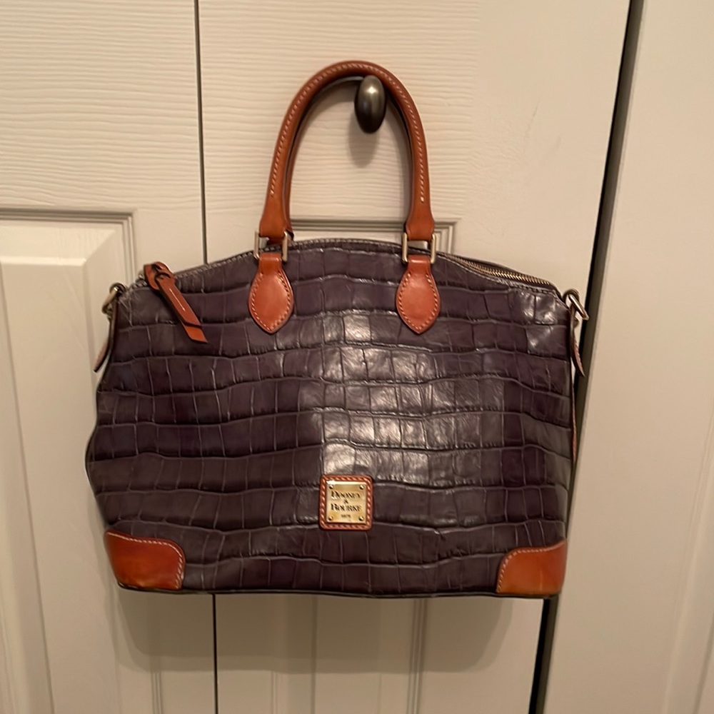 Dooney & Bourke Domed Satchel ❤️